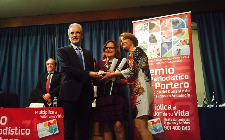 Esther Luque e Isabel Ladrón de Guevara recogiendo el reconomiento de manos del consejero de Salud, Aquilino Alonso