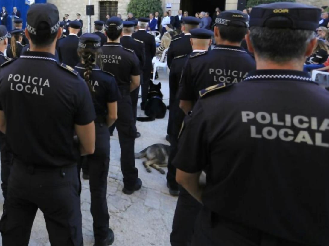 Agentes de la Policía Local de Alicante durante la celebración de un acto oficial (Imagen de archivo)