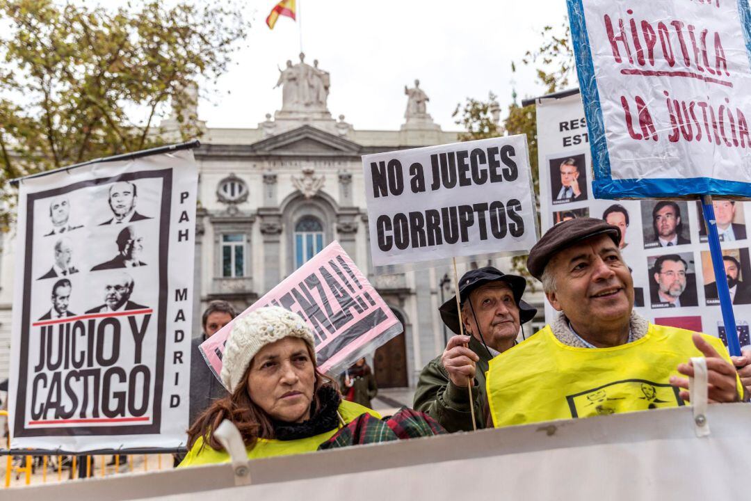 Grupos de personas se concentraron hoy ante la sede del Tribunal Supremo que hoy resuelve sobre la sentencia que atribuía a la banca el pago del impuesto de las hipotecas . EFE