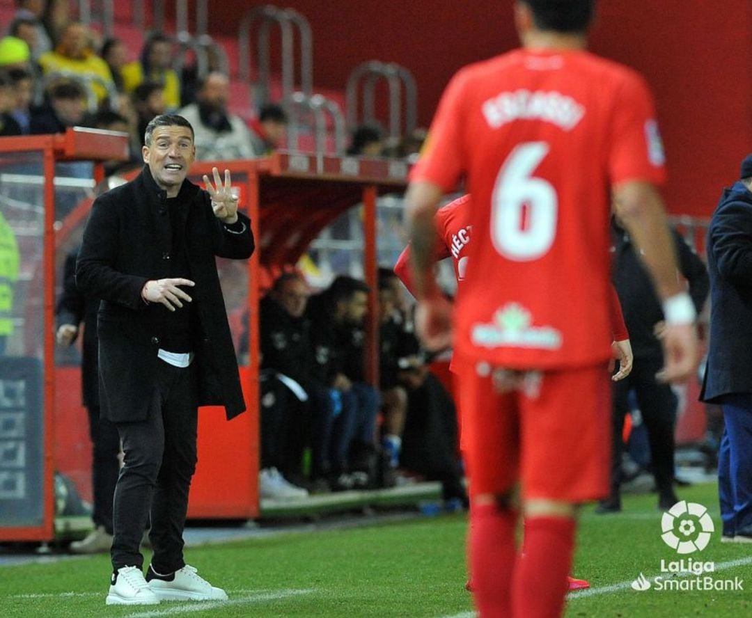 Luis Carrión da indicaciones durante un partido en Los Pajaritos.