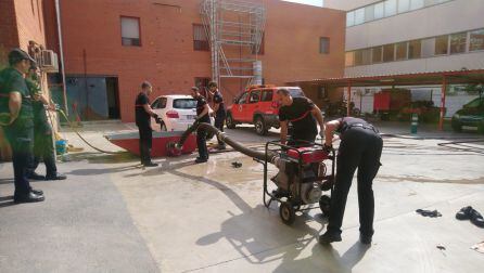 Los efectivos del Consorcio de Bomberos de Valencia revisan los materiales ante la alerta activada por la Aemet