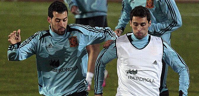 Busquets, junto a Arbeloa durante un entrenamiento de la Selección