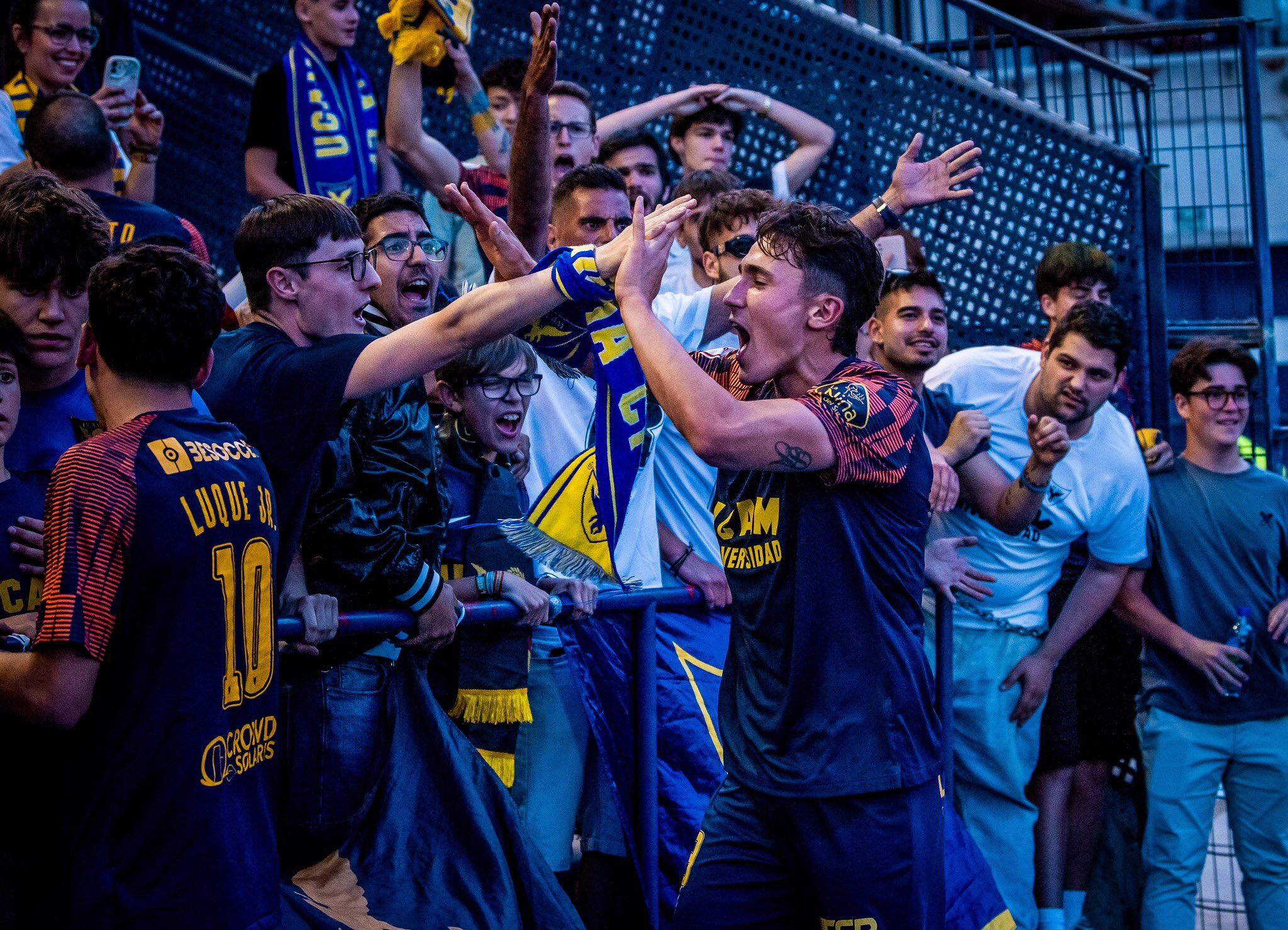 El UCAM CF celebra el pase a la final del playoff en el BeSoccer La Condomina.