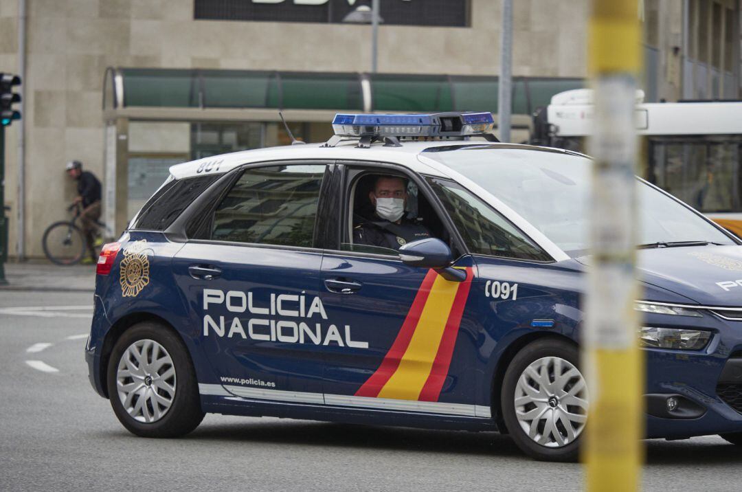 Un vehículo de la Policía Nacional patrulla por una céntrica calle de Pamplona