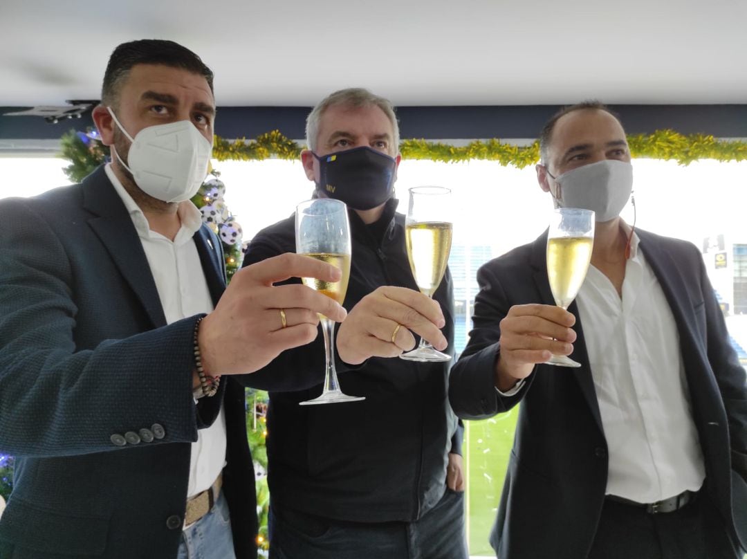El presidente del Cádiz CF Manuel Vizcaíno en el centro, con Enrique Ortíz y Jorge Cordero, miembros de la dirección deportiva cadista