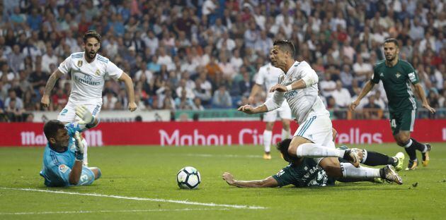 Cristiano Ronaldo reclamó un penalti en el área del Betis.