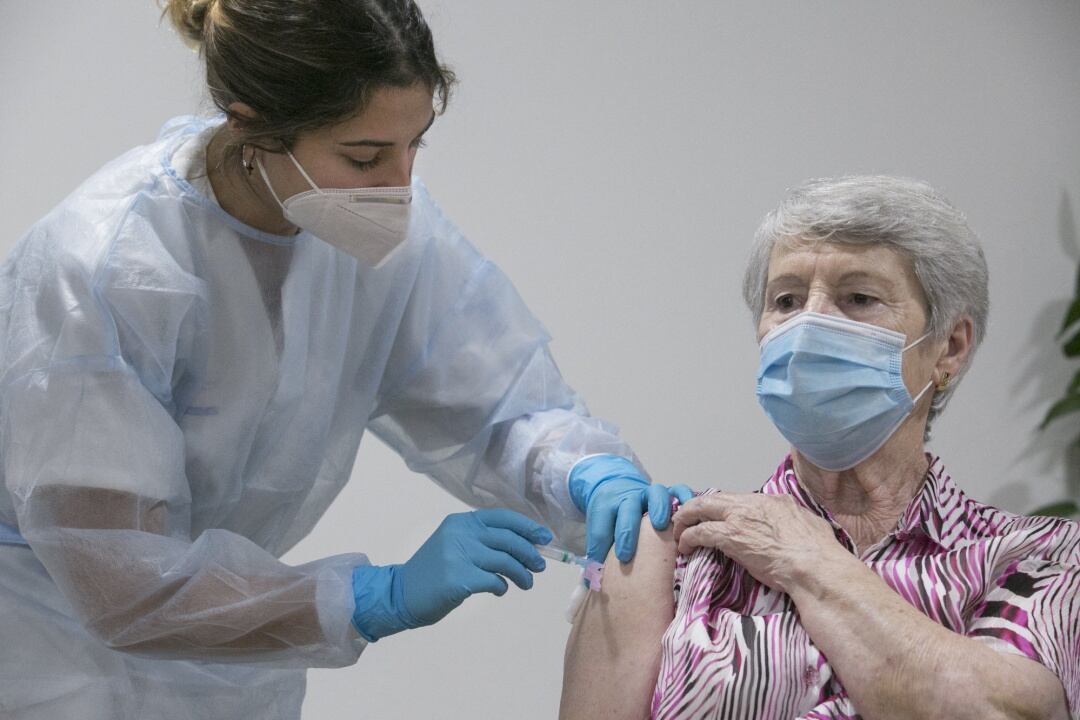 Alegría Martínez es la tercera usuaria de la residencia en recibir la segunda dosis de la vacuna Pfizer-BioNTech contra el coronavirus en el Centro Polivalente de Recursos Residencia Mixta de Gijón.