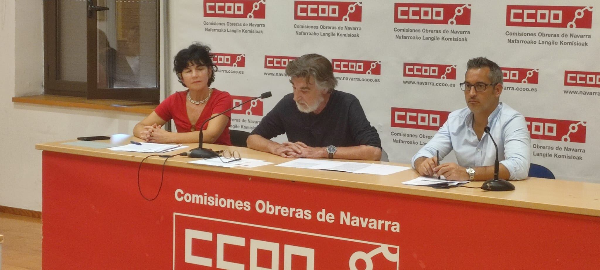 La secretaria de Empleo de CCOO , Pili Ruiz, el secretario general del sindicato en Navarra, Chechu Rodríguez, y el secretario de Comunicación, Joseba Eceolaza, en la sede de Pamplona.