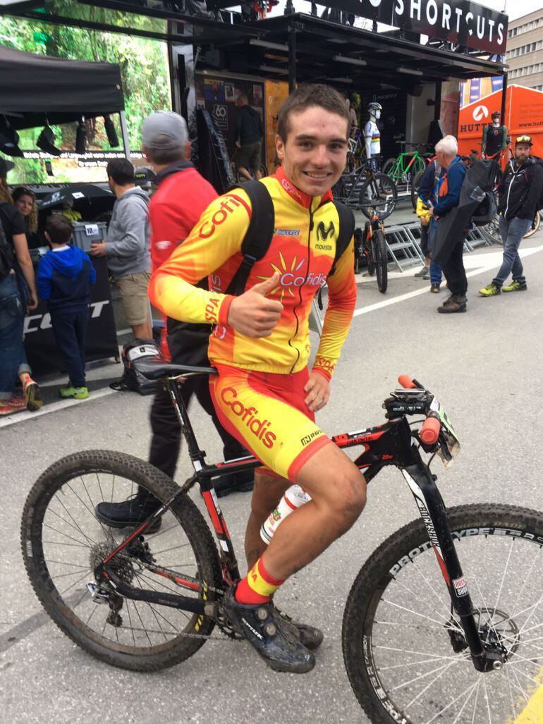 Carlos Canal 24º en su primer campeonato del mundo. Una caída cuando rodaba 14º, marcó el resultado final, en la categoría junior.