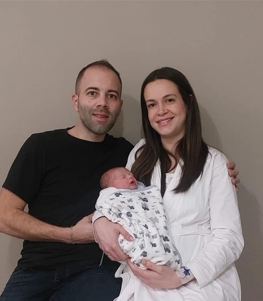 Nicolás y Alba, junto al pequeño Pablo que será bautizado en las fallas de Gandia.