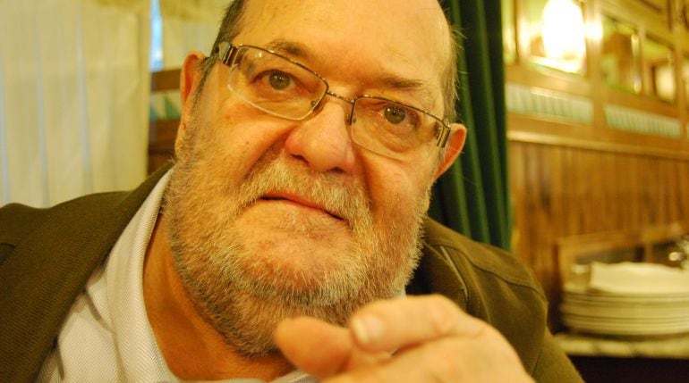 José Luis Lucas Aledón en el bar Ulises durante la grabación de una entrevista para la SER en 2012.