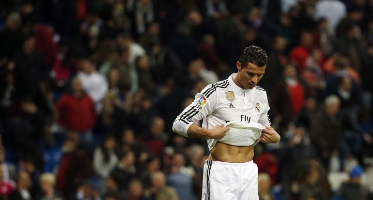 Real Madrid&#039;s Cristiano Ronaldo reacts at the end of their Spanish first division soccer match against Villarreal at Santiago Bernabeu stadium in Madrid, March 1, 2015. REUTERS/Susana Vera (SPAIN - Tags: SPORT SOCCER)