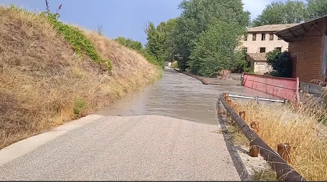 Camino afectado por el arrastre de aguas por las lluvias