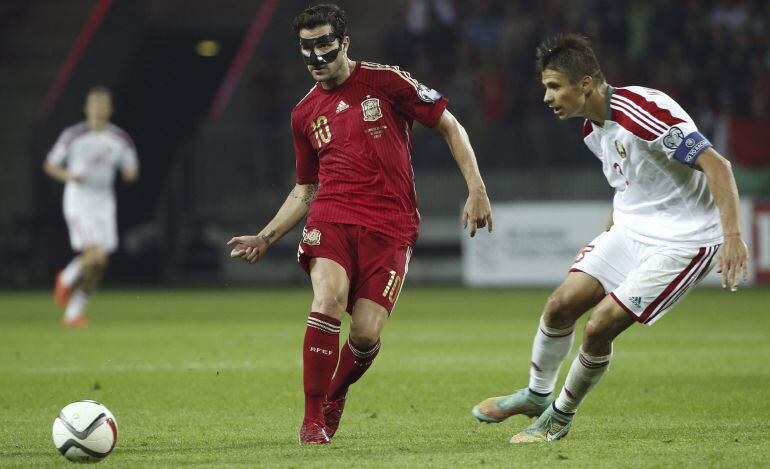 GRA334. BORISOV, 14/06/2015.- El centrocampista de la selección española, Cesc Fábregas (i), golpea el balón ante el defensa de Bielorrusia, Aleksandr Martynovich, durante el encuentro clasificatorio para la Eurocopa 2016, que disputan esta noche en el es