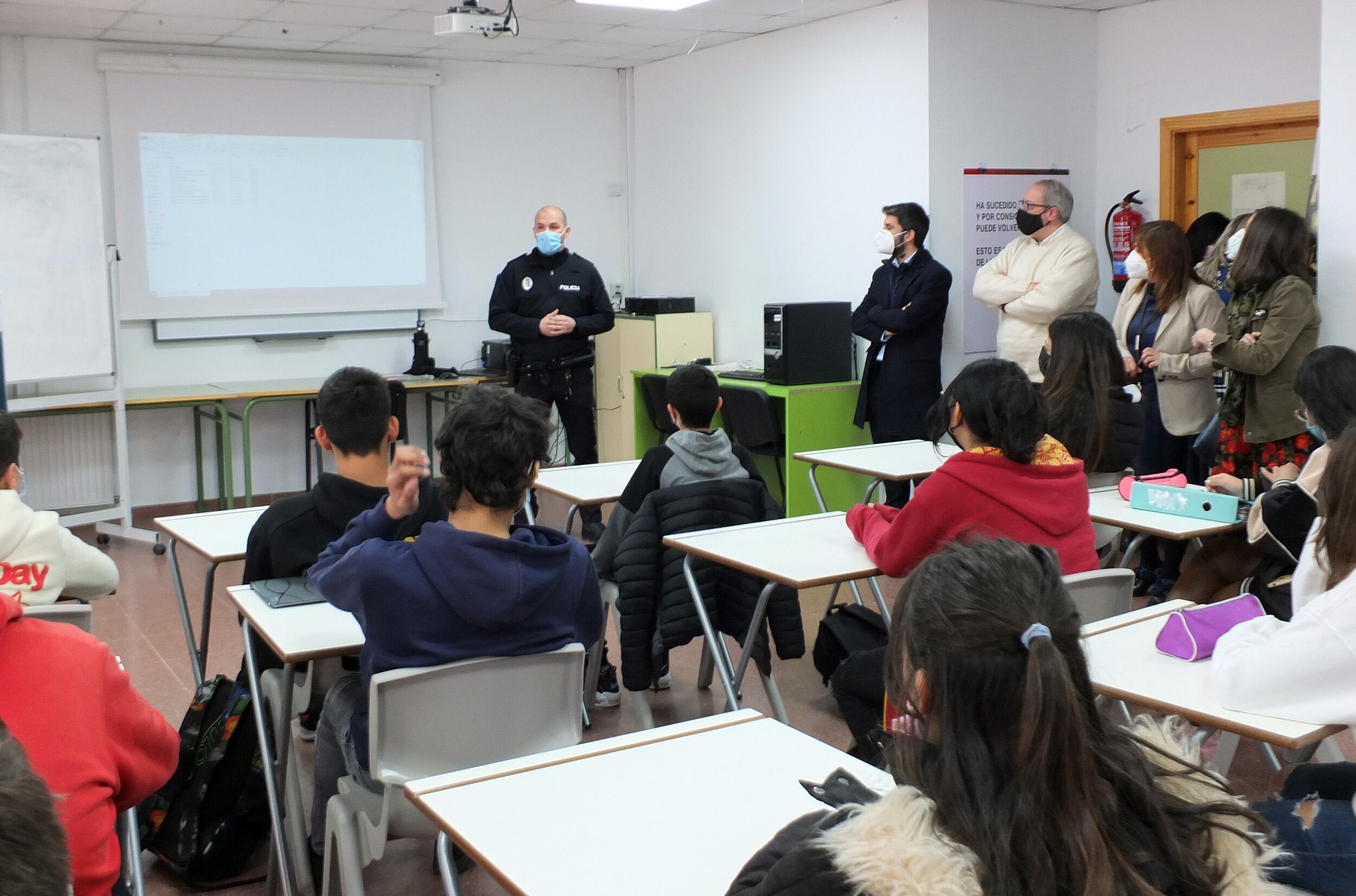 El programa, perteneciente a la Policía Local, ha empezado con una charla en Instituto de Enseñanza Secundaria Adolfo Suárez y se prevén más sesiones en otros centros