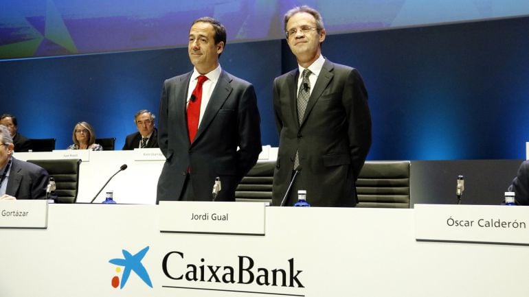 Presidente de CaixaBank Jordi Gual (derecha) y el consejero delegado de la entidad Gonzalo Gortázar en la Junta General de Accionistas en Valencia