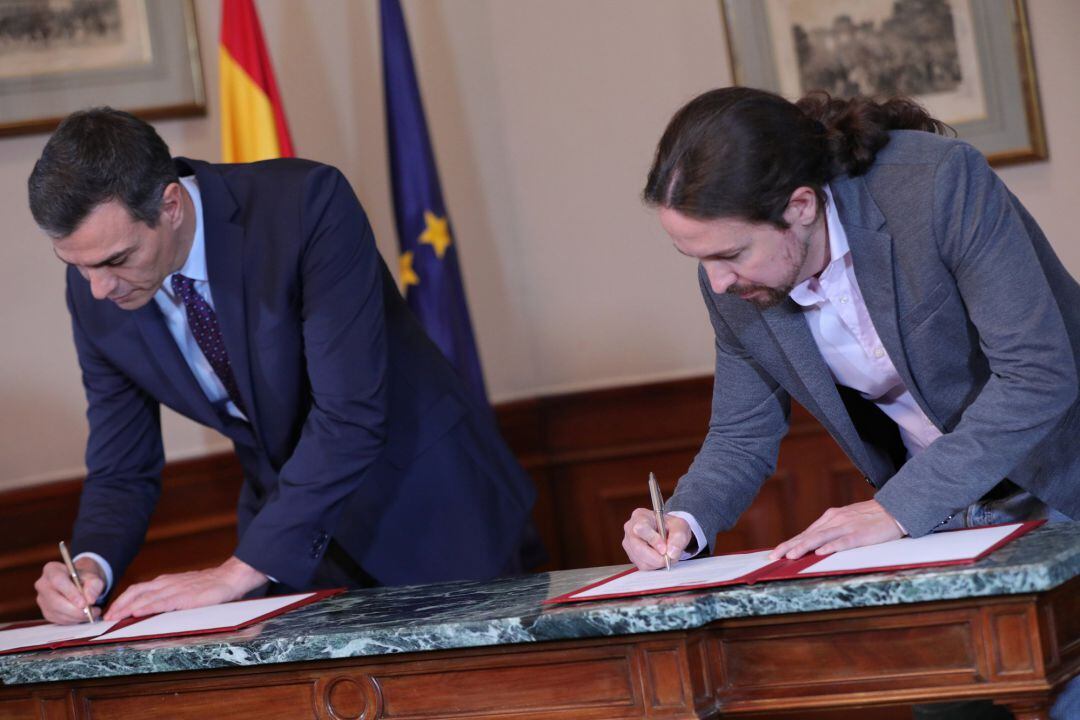 Pedro Sánchez y Pablo Iglesias, en el Congreso de los Diputados firmando el principio de acuerdo de u gobierno en coalición