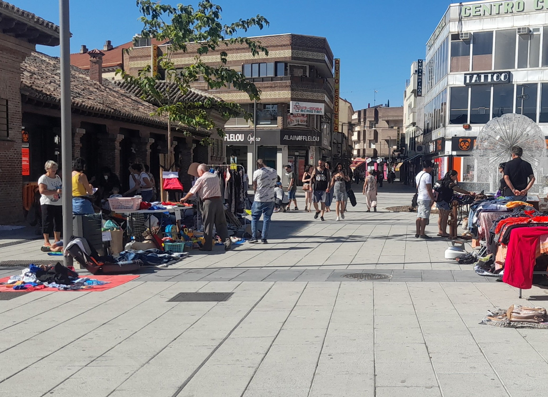 La feria se desarrolla en la plaza de la Guardia Civil