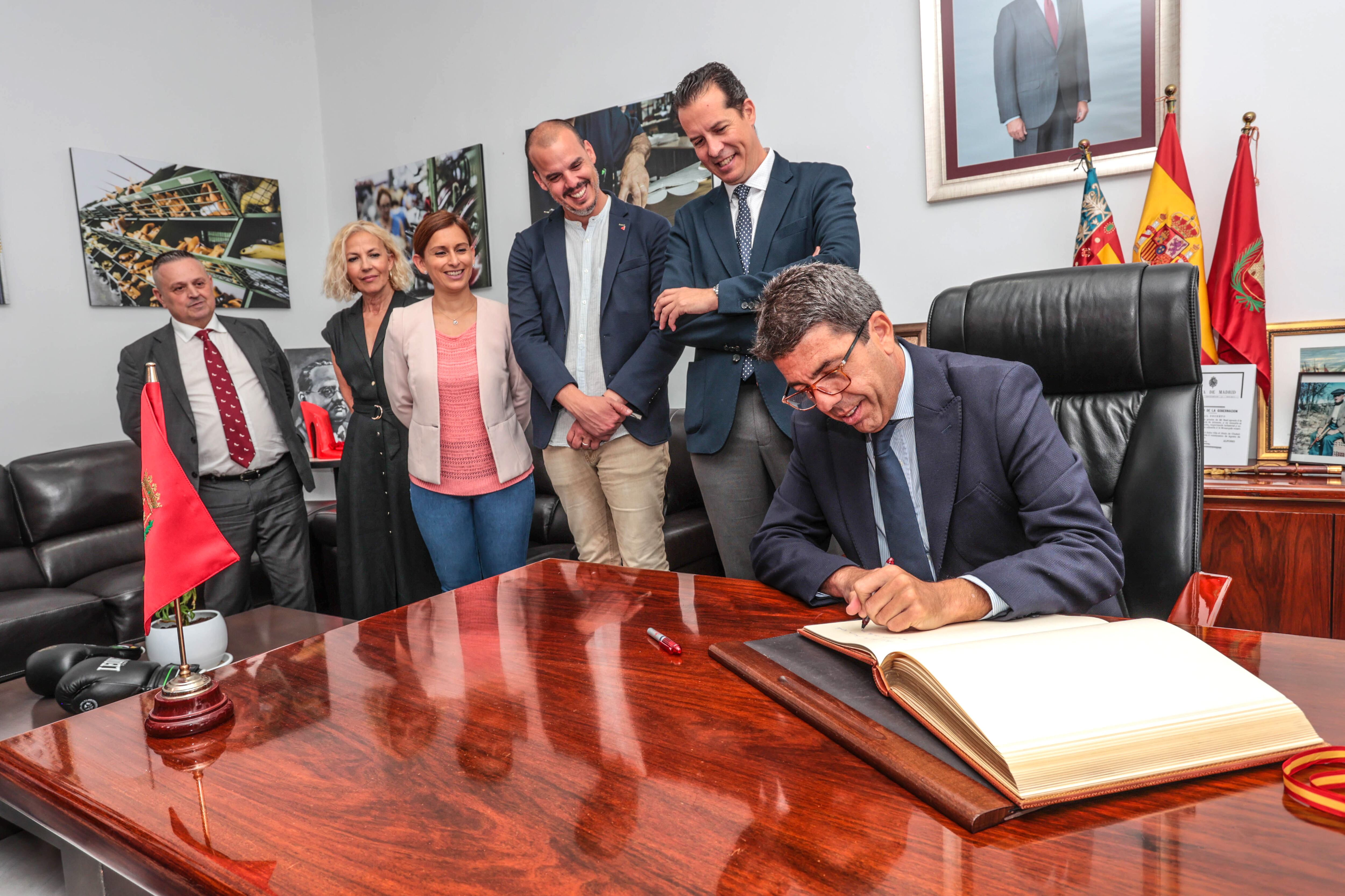 Carlos Mazón firma el Libro de Honor del Ayuntamiento de Elda