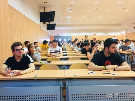 Estudiantes cordobeses esperan el reparto del examen de Selectividad 2019