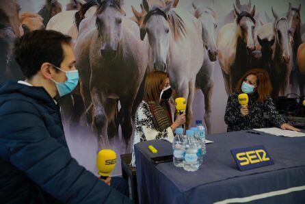 Chemi Saavedra, de la Hermandad Matriz, e Icíar Azábal, concejala de Turismo en el programa especial de Radio Huelva.