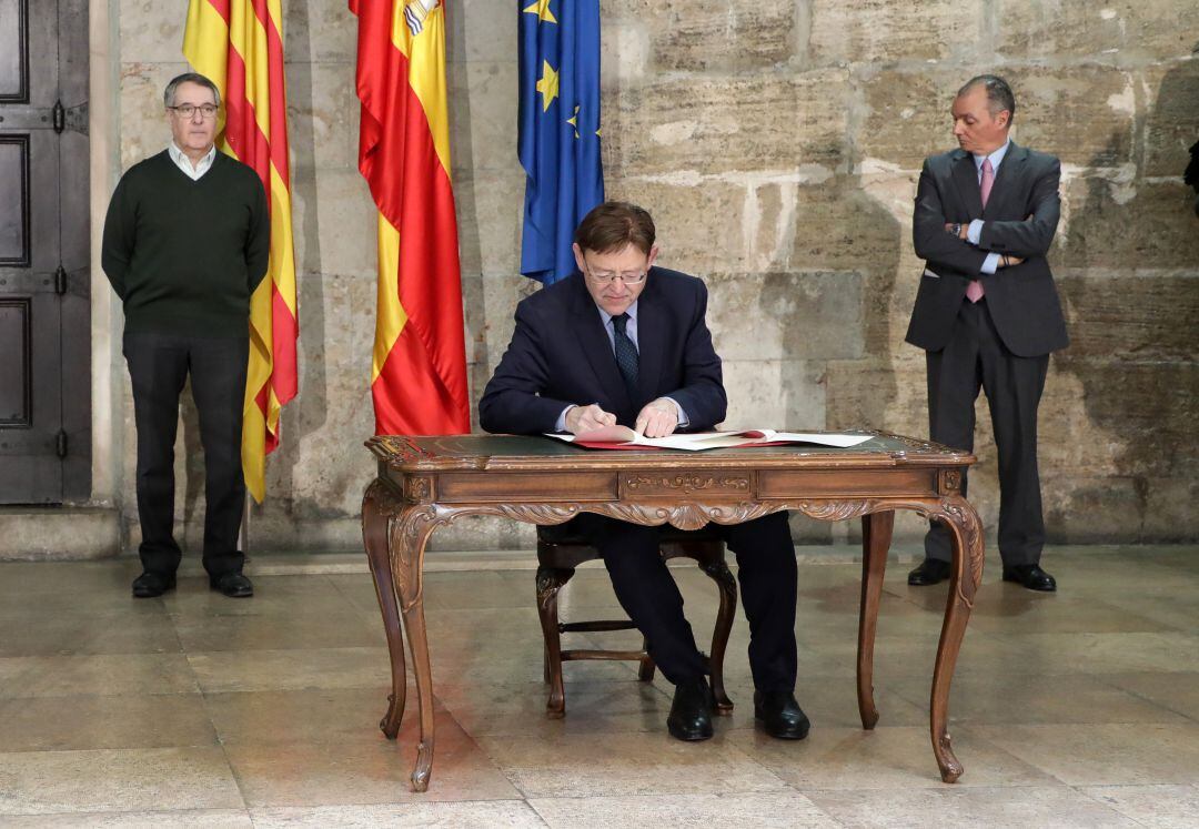 El president Ximo Puig durante la firma del acuerdo con agentes sociales para distribuir ayudas a 200.000 trabajadores afectados por ERTES.