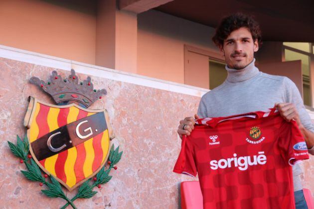 Fran Miranda posa con la camiseta del Nástic de Tarragona