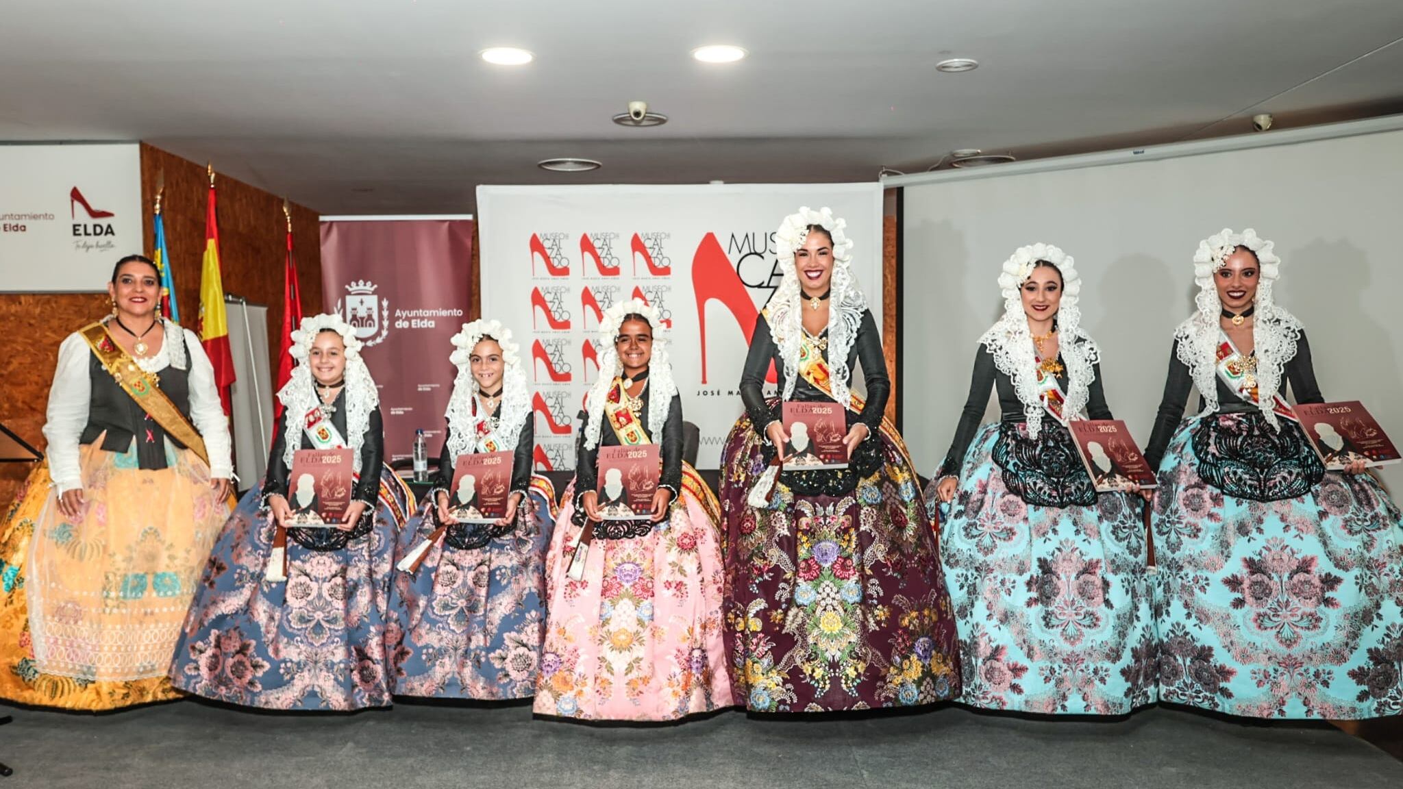 Las Falleras Mayores  y sus Damas de Honor con la revista 2025