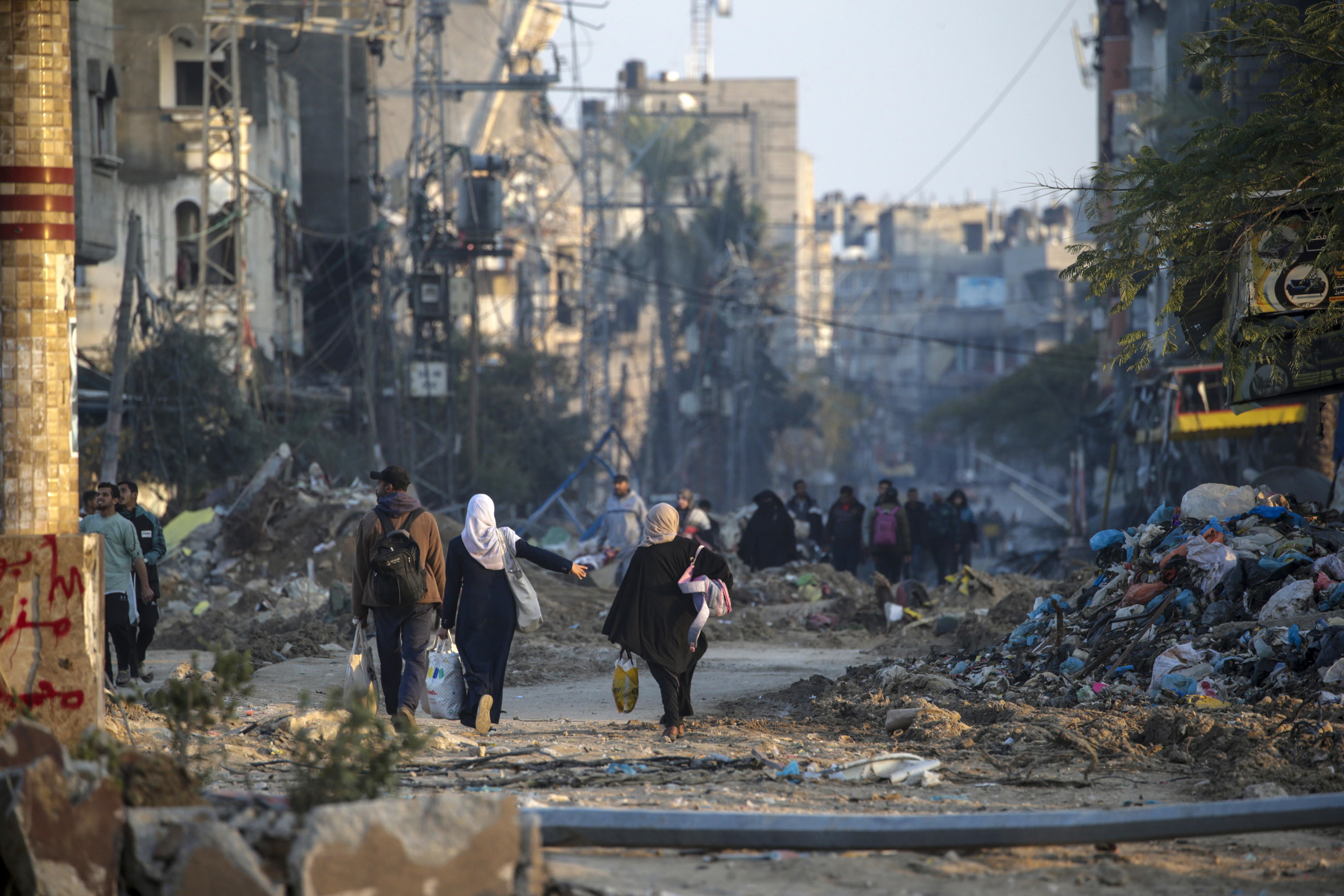 Imagen de decenas de palestinos tratando de huir de la guerra de Gaza