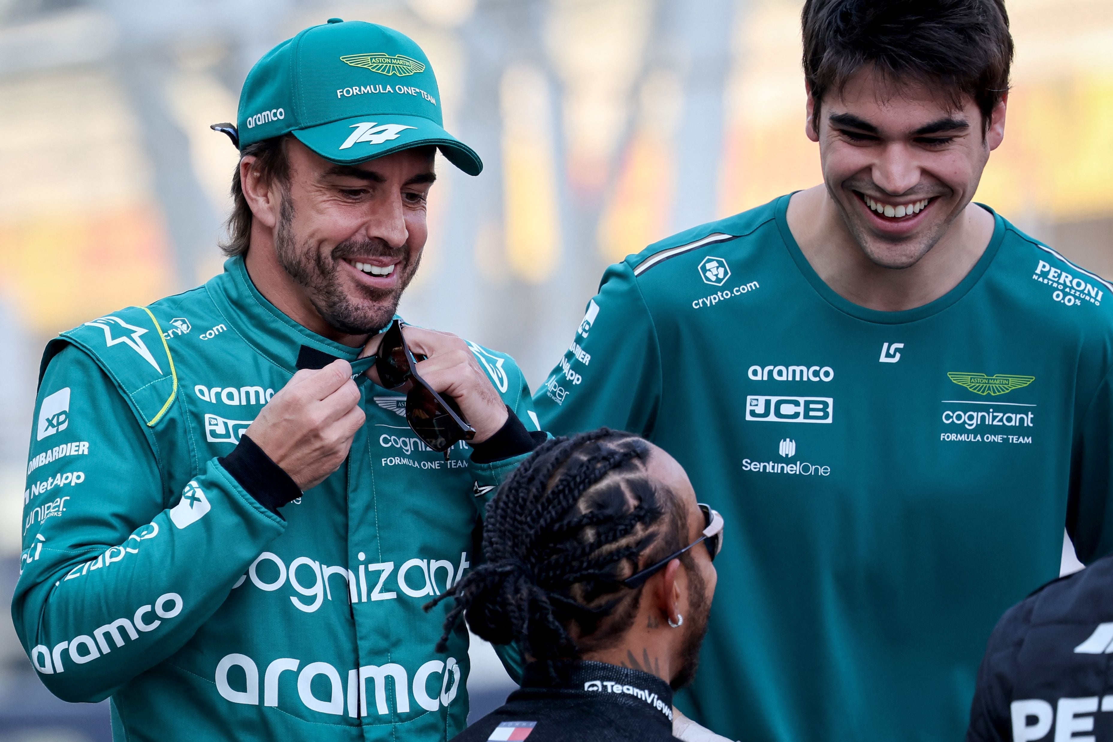 Alonso, Stroll y Hamilton bromean, el pasado 5 de marzo.