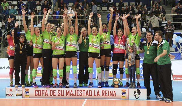 Las jugadoras del Naturhouse Ciudad de Logroño celebran el título obtenido