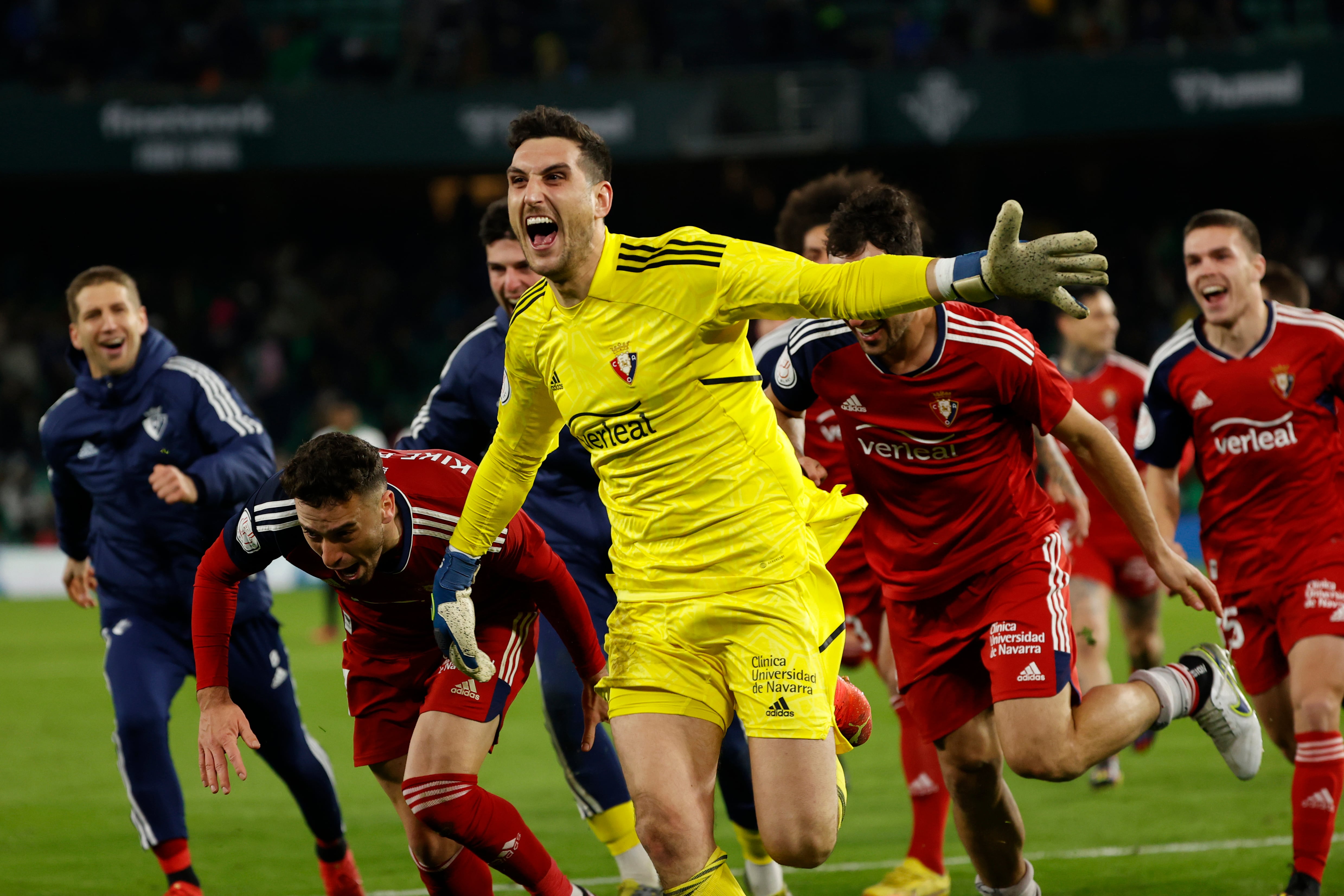 El portero de Osasuna, Sergio Herrera celebra con sus compañeros la victoria ante el Betis al término del partido de octavos de final de la Copa del Rey entre el Real Betis y el CA Osasuna disputado este miércoles en el estadio Benito Villamarín, en Sevilla