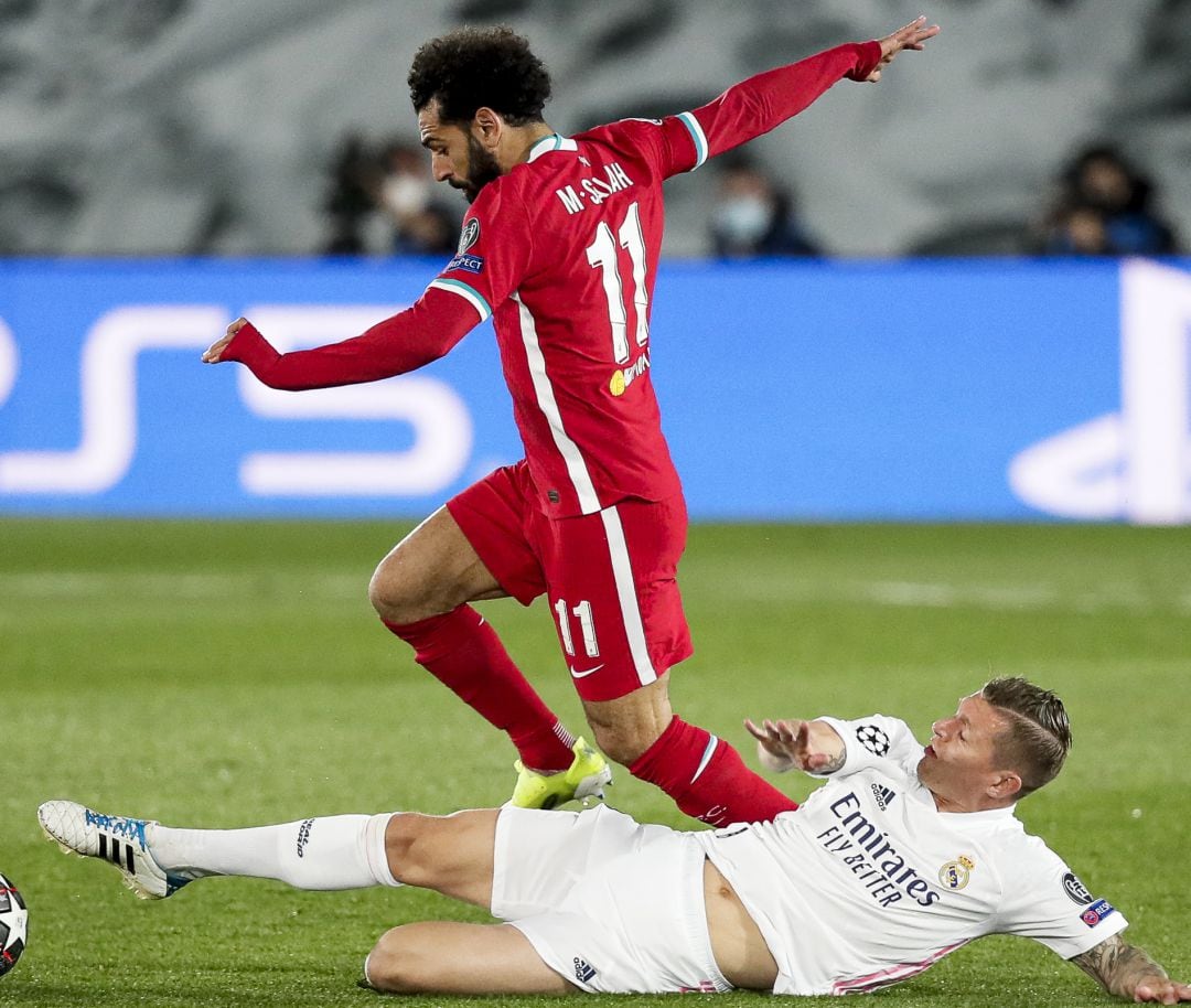 Kroos intenta robar un balón a Salah durante un Real Madrid - Liverpool