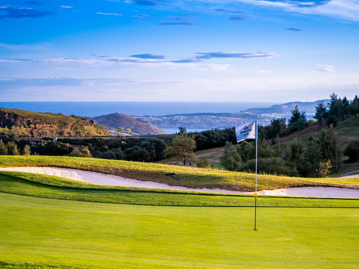 El ganado entró casi a diario en Meaztegi Golf en 2024 y 2025 y causó daños en el campo público de Bizkaia