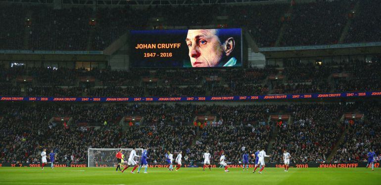 Wembley ha rendido homenaje a Cruyf en el minuto 14 del amistoso entre Inglaterra y Holanda.