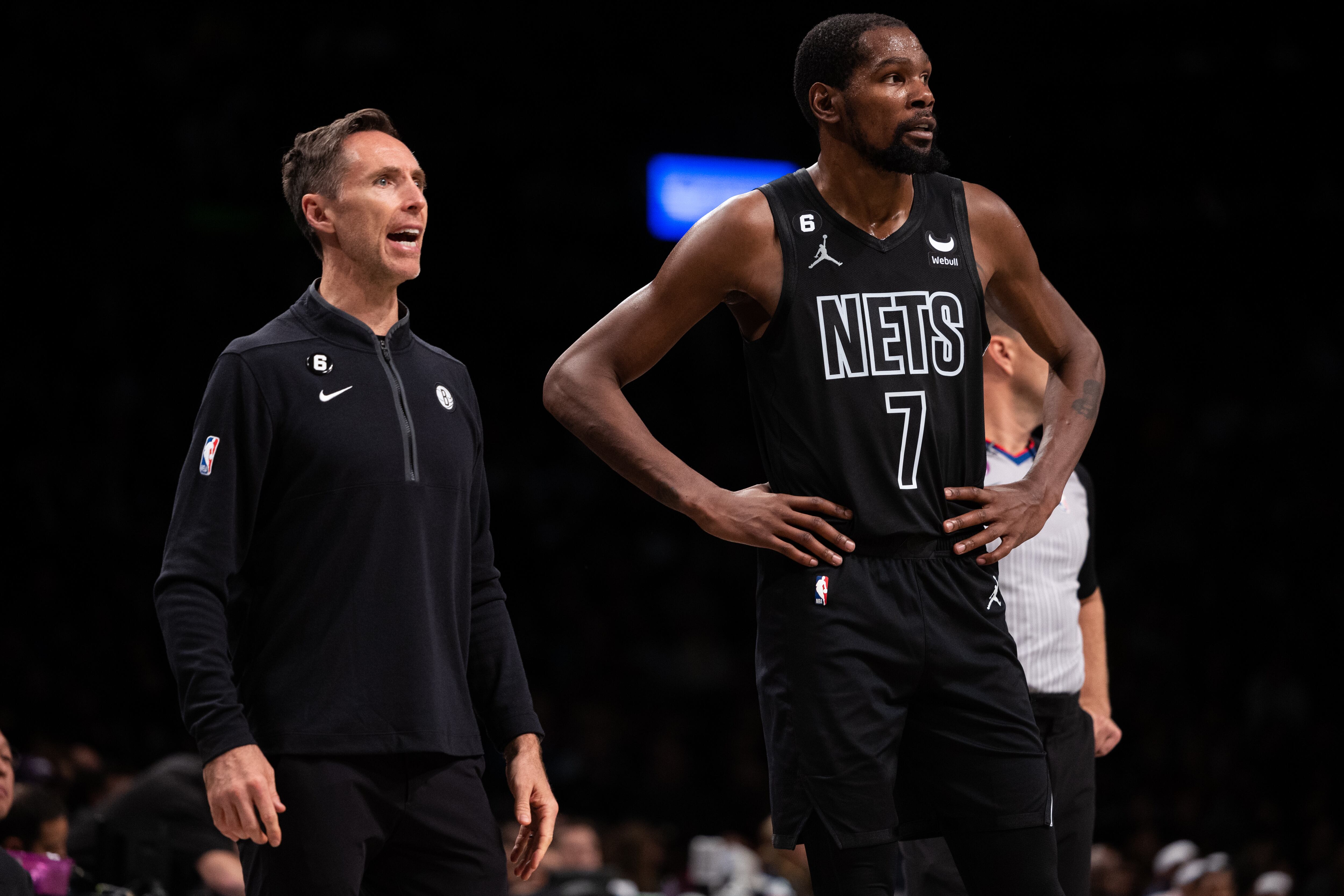 Steve Nash, ante Kevin Durant, da indicaciones a los jugadores de los Brooklyn Nets.