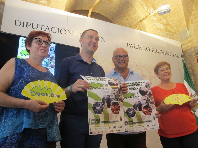 Alcalde de Huelma, Francisco M. Ruiz  (2º por la Izquda) y diputado, Manuel Fernández (2º por la dcha), muestran el cartel anunciador