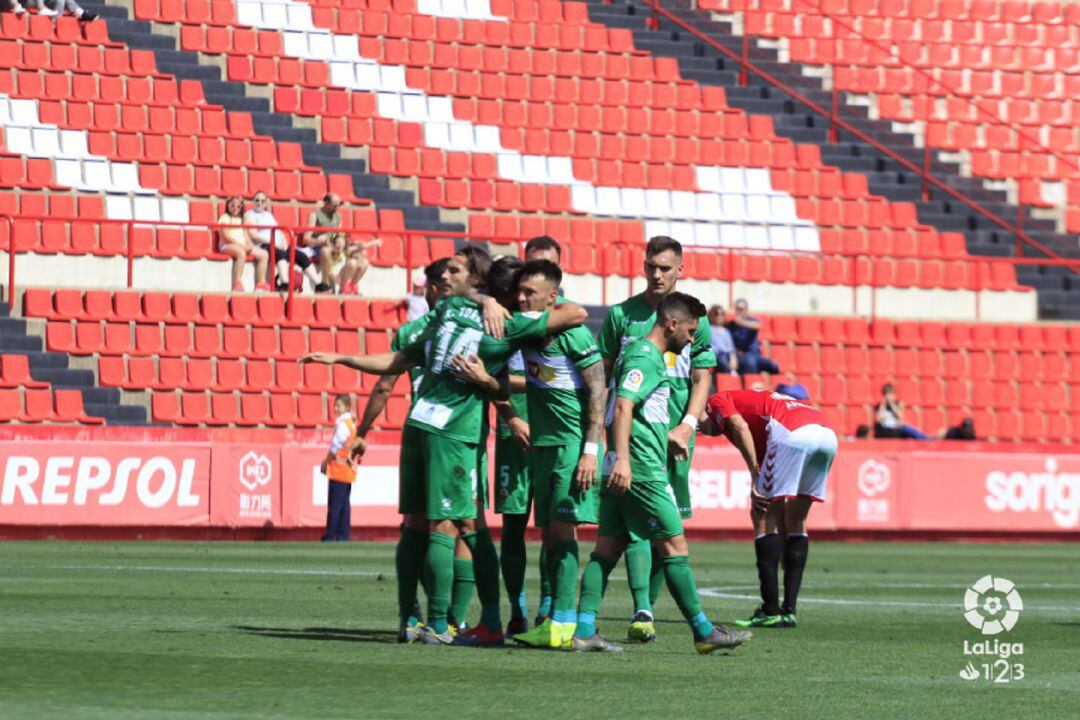 Los jugadores del Elche celebran el 0-1 anotado por Xavi Torres