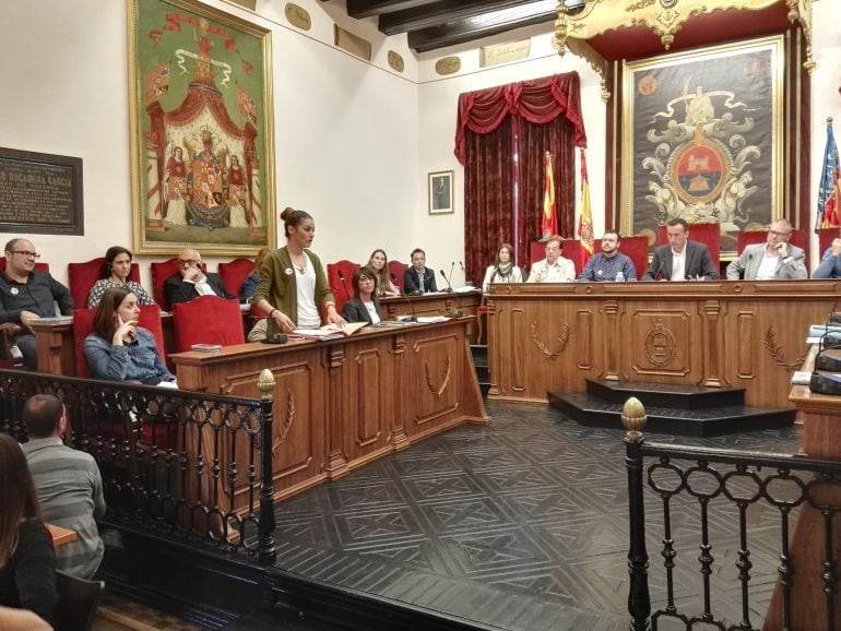 Mireia Mollà interviene en un pleno municipal