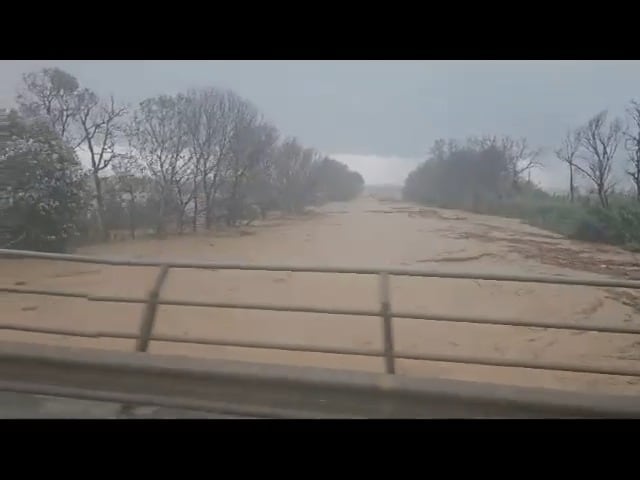 El río Benamargosa se desborda por las fuertes lluvias y arrasa con todo a su paso