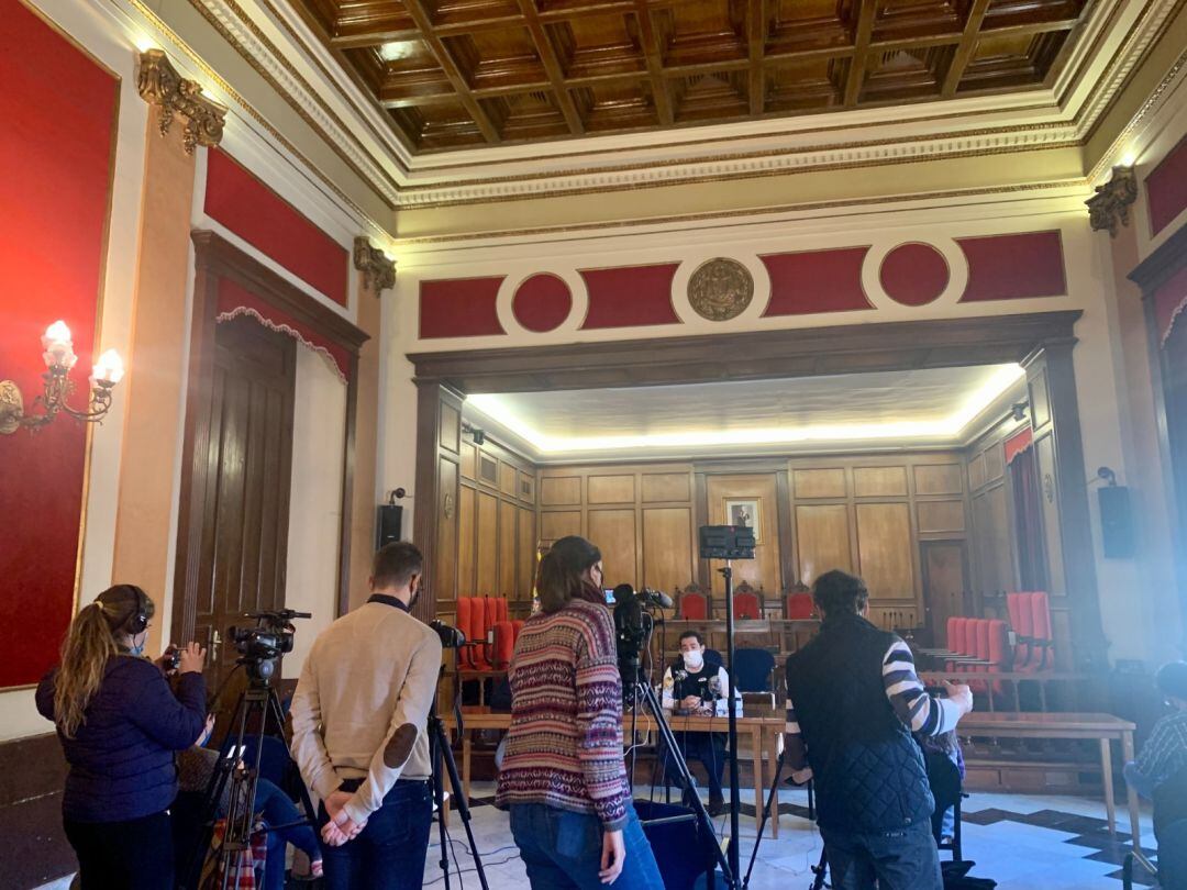 Antonio Francés en su comparecencia este lunes en el salón de plenos del Ayuntamiento de Alcoy