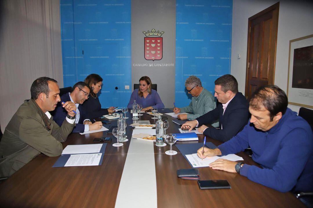 La presidenta del Cabildo de Lanzarote, María Dolores Corujo, con los alcaldes y representantes de los siete ayuntamientos.