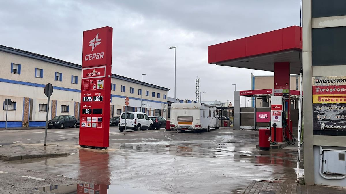 Largas colas para repostar: El miedo al alza de los combustibles dispara un 20% el consumo en las gasolineras