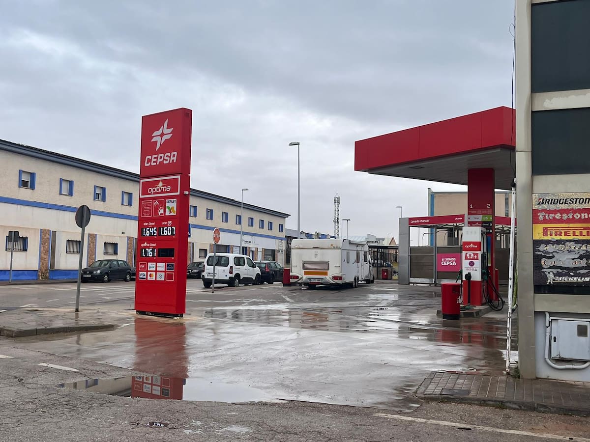 Largas colas para repostar: El miedo al alza de los combustibles dispara un 20% el consumo en las gasolineras