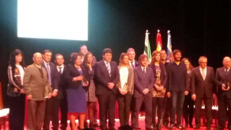 Foto de familia de las personas reconocidas por el Día de Andalucía en Huelva. 