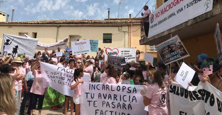 Concentración del viernes 13 de julio en Villalba de la Sierra (Cuenca).