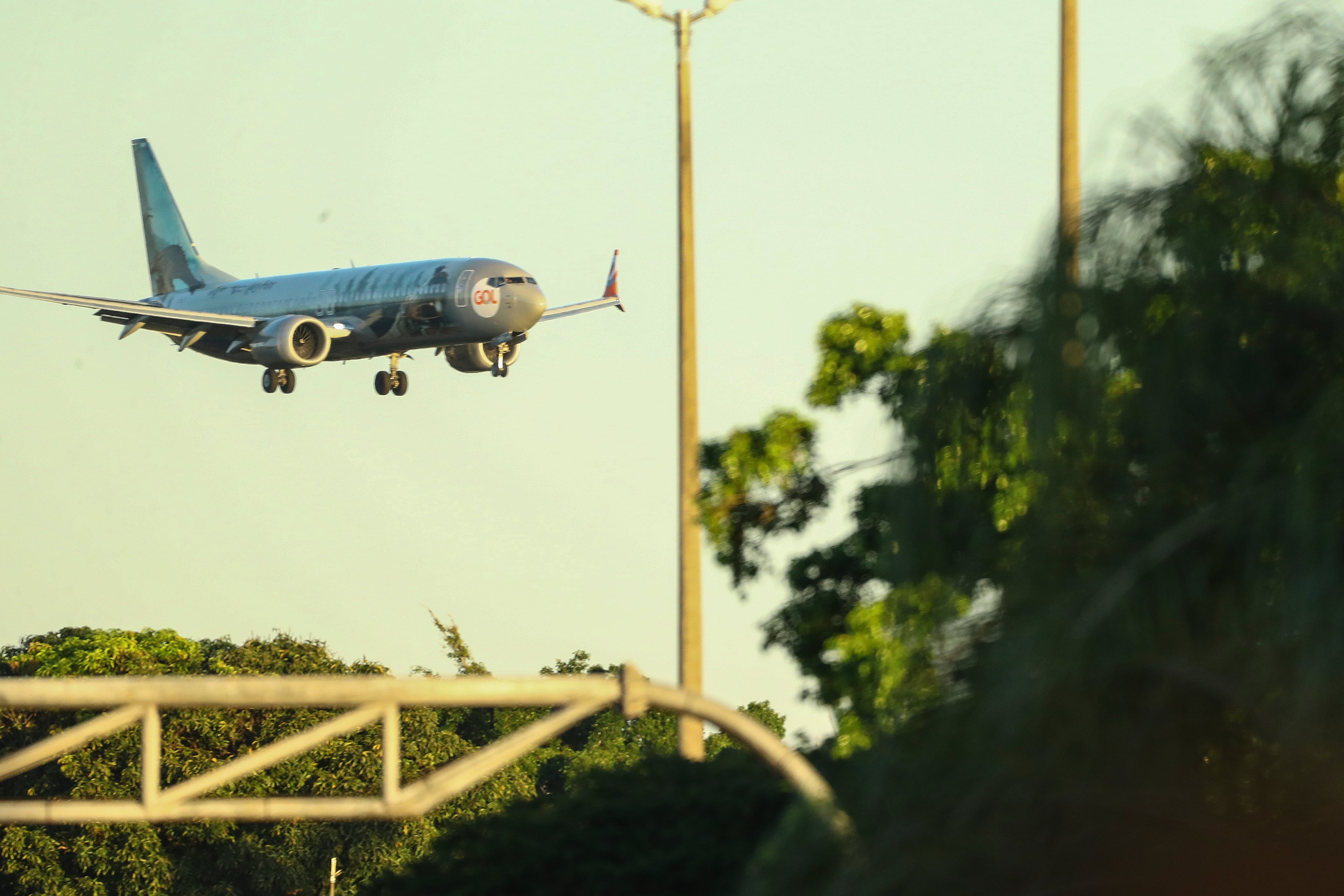 Fotografía del avión en el cual regresó a Brasil el expresidente Jair Bolsonaro cuando se aproxima a aterrizar en el aeropuerto de Brasilia (Brasil).