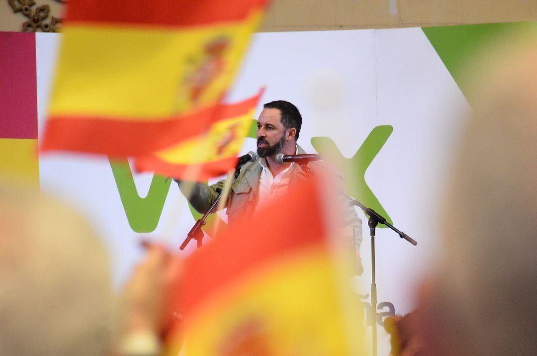 El candidato de Vox a la presidencia del Gobierno, Santiago Abascal, interviene en un mitin del partido en Alicante. 