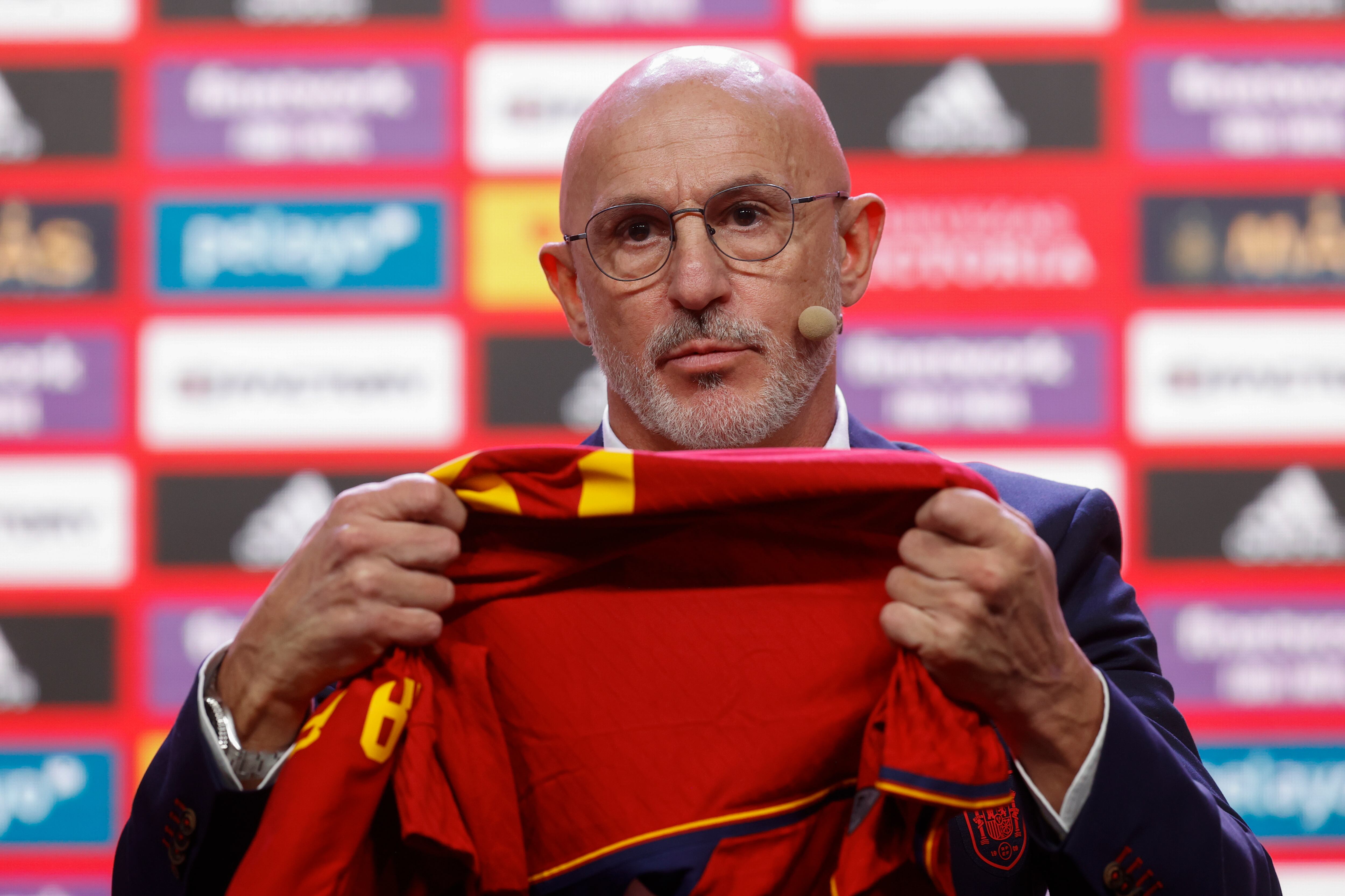 Luis de la Fuente acude a su presentación como nuevo seleccionador nacional en sustitución de Luis Enrique Martínez en la Ciudad del Fútbol en las Rozas, Madrid, este lunes. EFE/ Juan Carlos Hidalgo