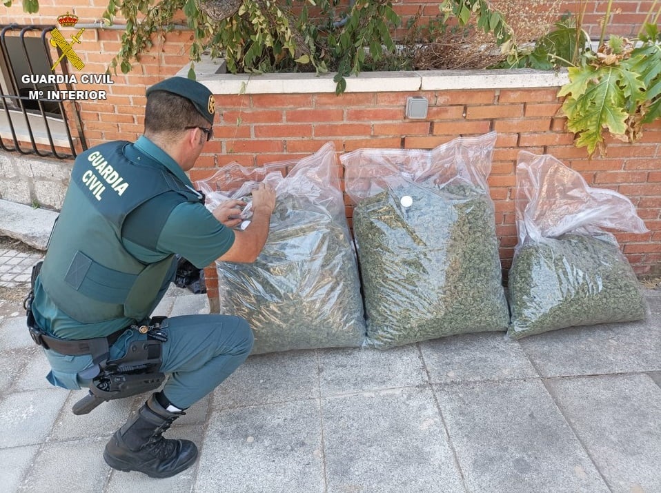 Imagen de los 19 kilos de marihuana incautados en un control de la Guardia Civil en la Autovía A-4